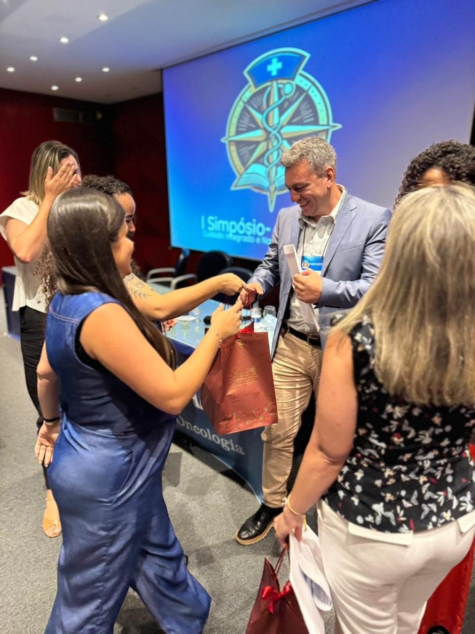 Entrega de presentes aos palestrantes