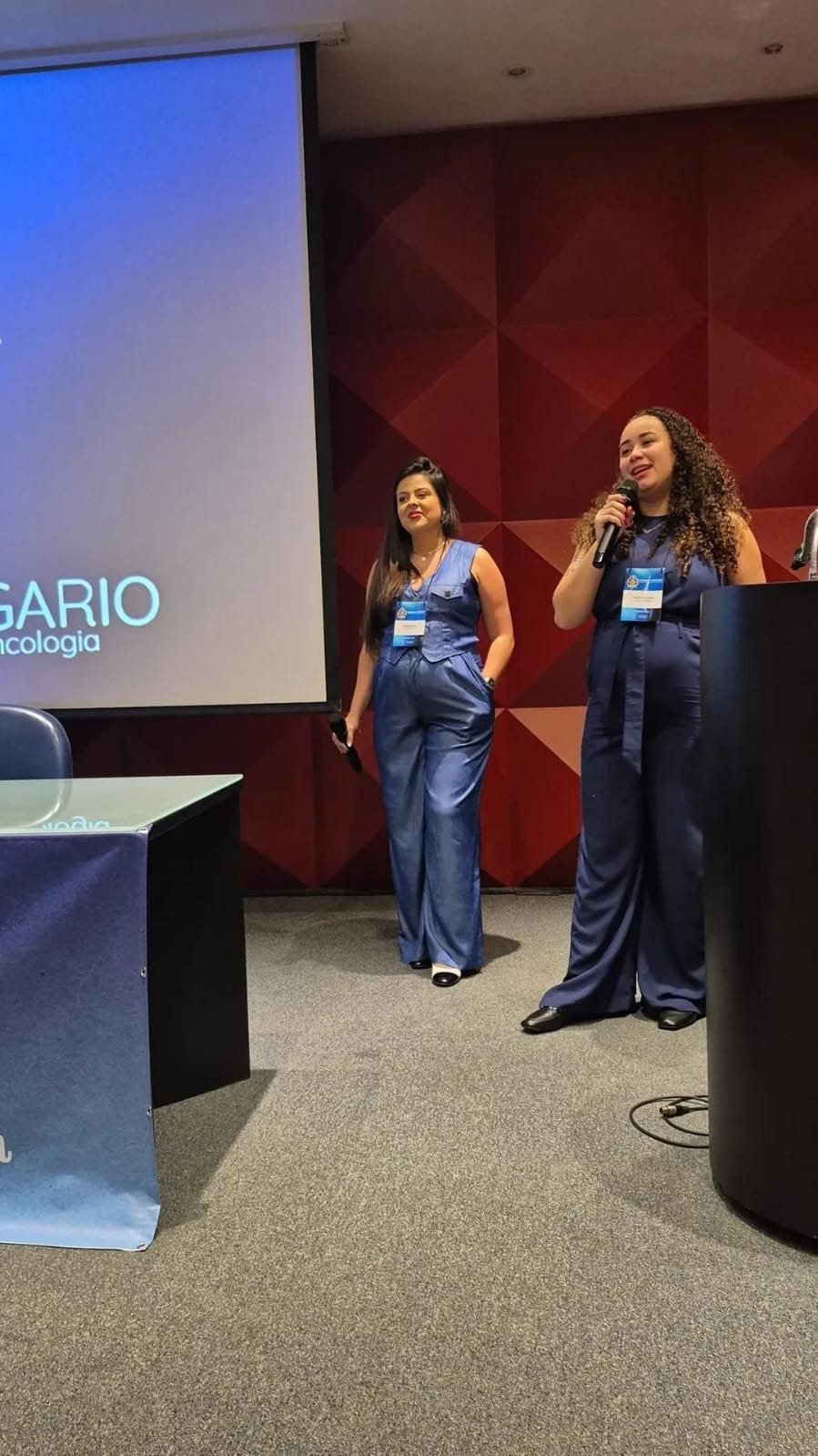 Organizadoras conduzindo a abertura do evento