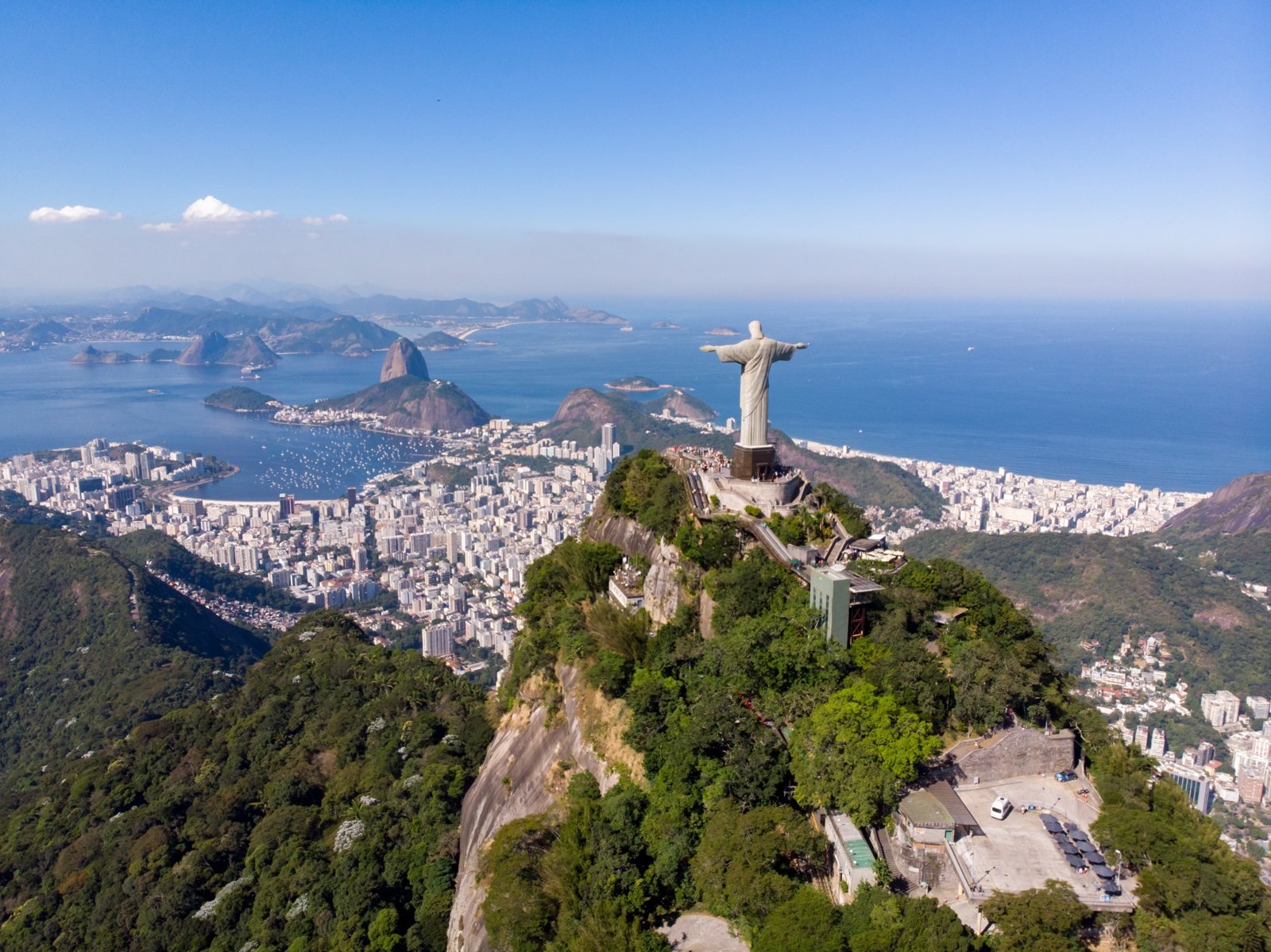 Cristo Redentor com vista para a Baía de Guanabara e o Pão de Açúcar