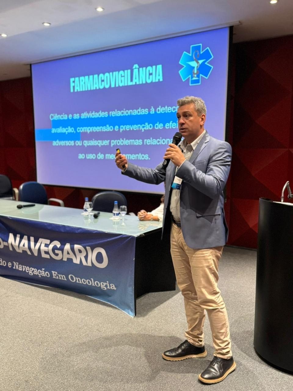 Palestrante apresentando sobre farmacovigilância