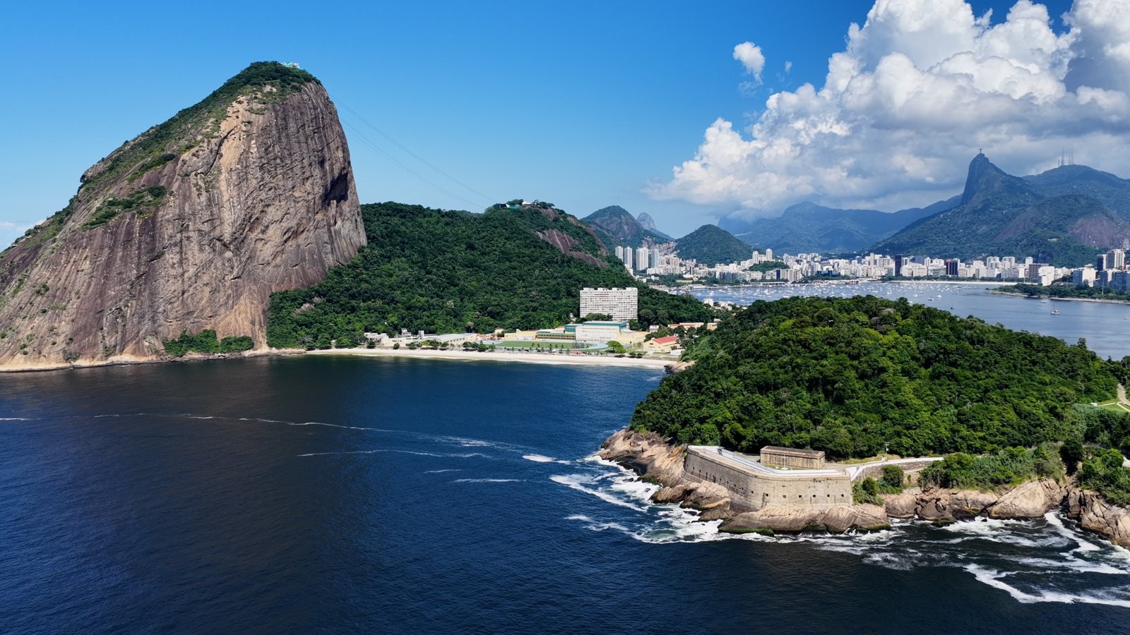 Pão de Açúcar e a Urca vistos do mar