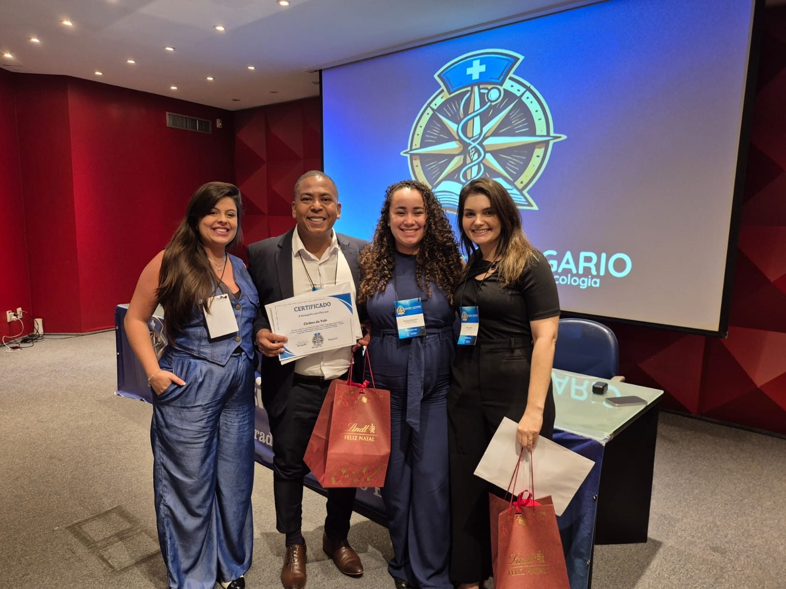 Entrega de certificado a palestrante