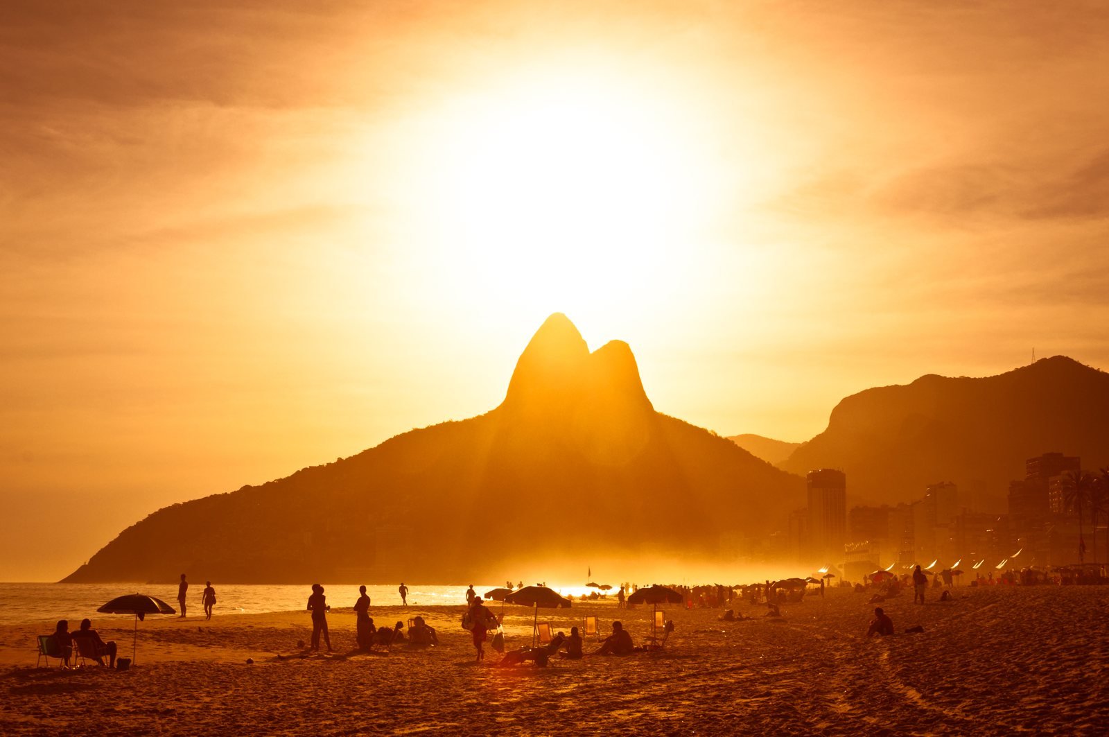 Pôr do sol na praia de Ipanema com o Morro Dois Irmãos