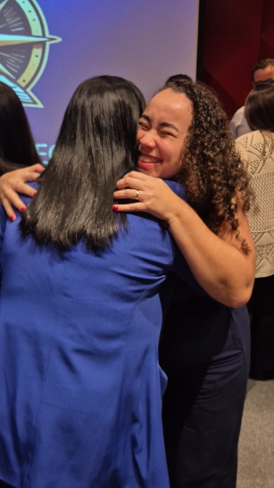 Abraço entre participantes durante o evento