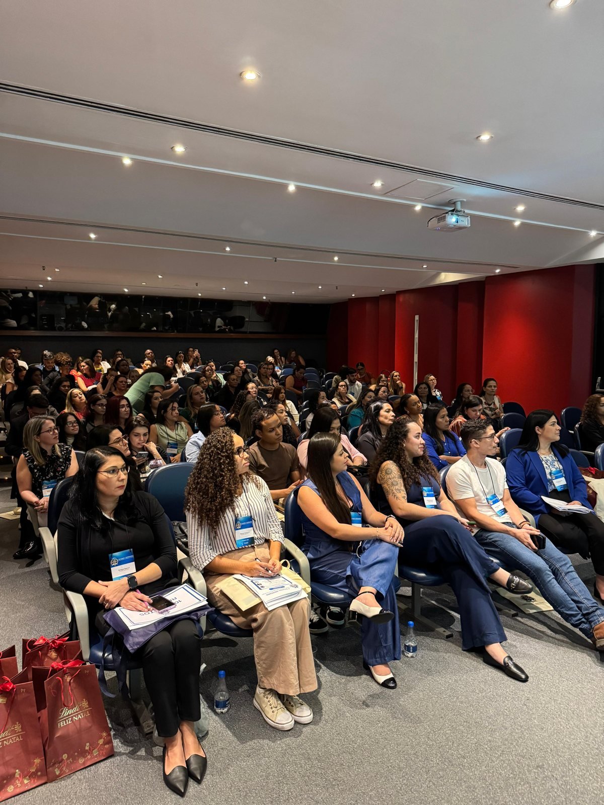 Plateia acompanhando as palestras no auditório